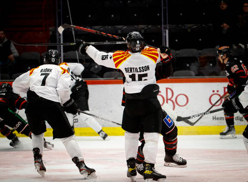 Örebros Nick Ebert blir cross-checkad av Brynäs Simon