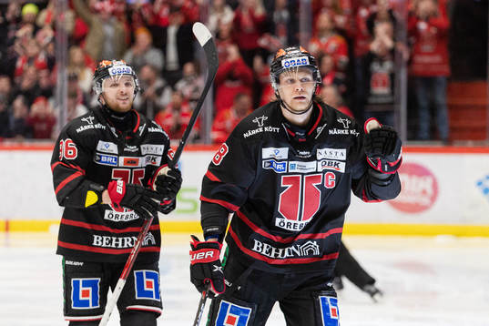 Örebros Robin Kovacs och Rodrigo Abols jublar