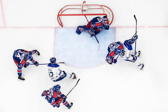Leksands Marek Hrivik och Nils Åman och målvakt Tim Juel