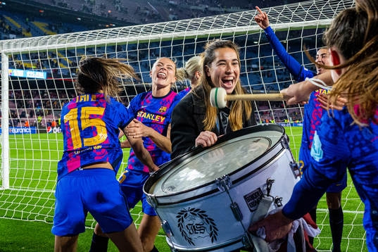 Leila Ouahabi and Fridolina Rolfö of Barcelona celebrate