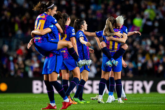Alexia Putellas, Maria Pilar Leon and players of Barcelona