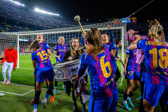 Leila Ouahabi, Leila Ouahabi, Fridolina Rolfö, Maria Pilar Leon, Claudia Pina and players of Barcelona celebrate