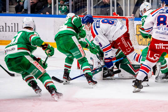 Oskarshamns Fredrik Olofsson framför Rögles målvakt