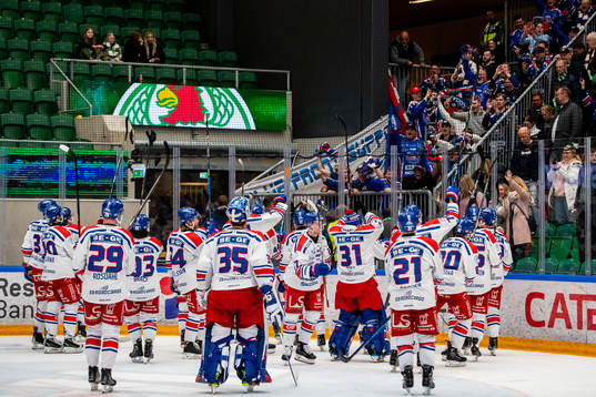 Oskarshamns spelarna jublar med publiken