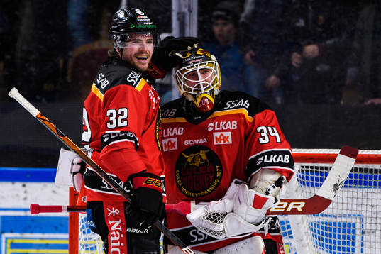 Luleås Oscar Engsund och målvakt Joel Lassinantti jublar