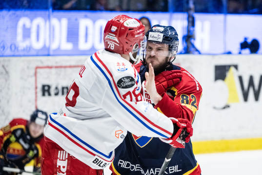 Timrås Robin Hanzl och Djurgårdens Paul Carey