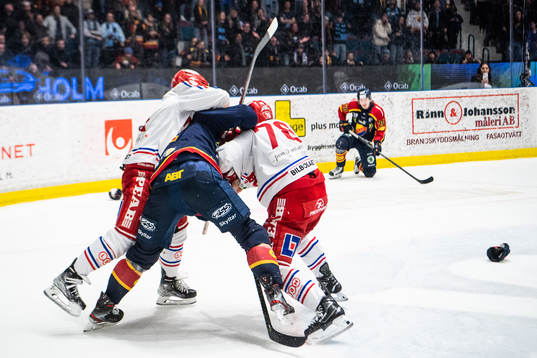 Djurgårdens Paul Carey mot Timrås Joey LaLeggia och Joey