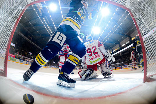 En spelare i HV71 jublar