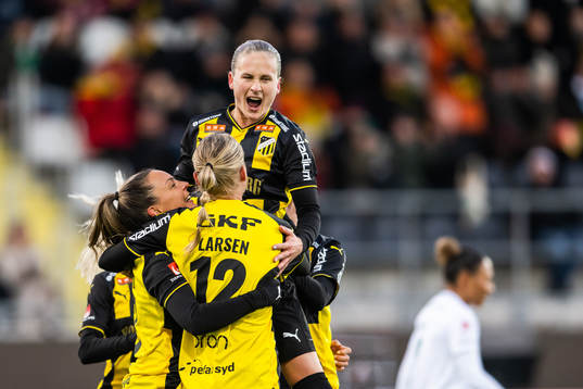 Häckens Johanna Ryttning Kaneryd och Filippa Curmark jublar med målskytten till 2-0 Stine Larsen