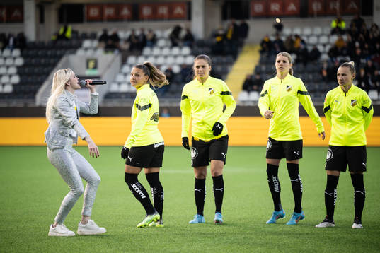 Ida Redig uppträder