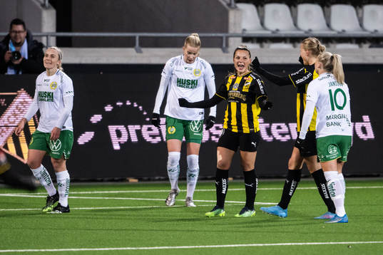 Häckens Johanna Ryttning Kaneryd och Stine Larsen jublar efter 3-0