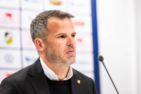 Häckens tränare Robert Vilahamn på presskonferensen
