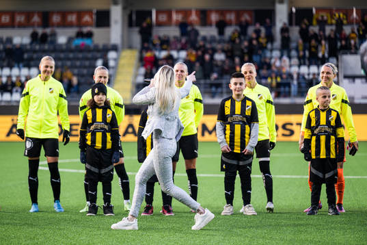 Ida Redig uppträder