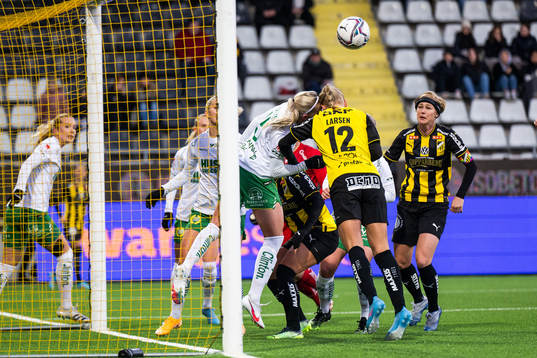 Hammarbys Elsa Karlsson och Häckens Stine Larsen nickar