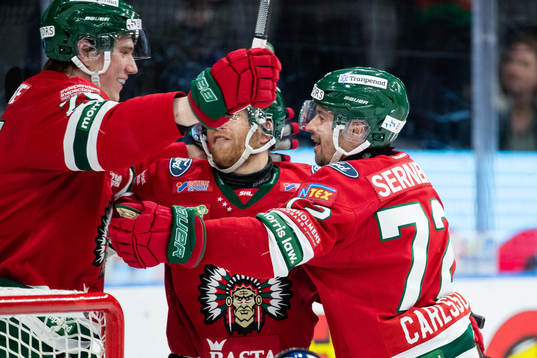 Frölundas Patrik Carlsson jublar ihop med Elmer Söderblom