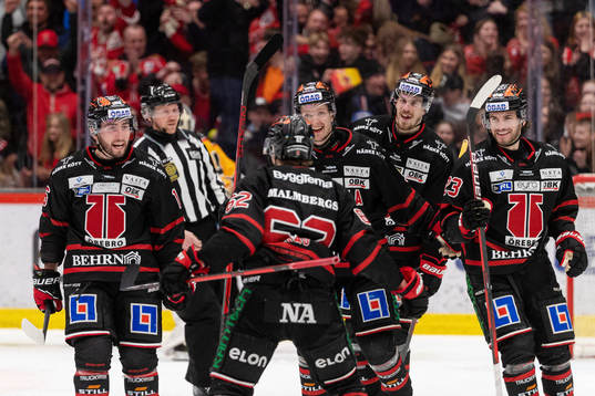 Örebros Robert Leino jublar med Emil Larsson , Daniel