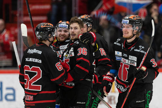 Örebros Emil Larsson jublar med Robert Leino, Robin Kovacs