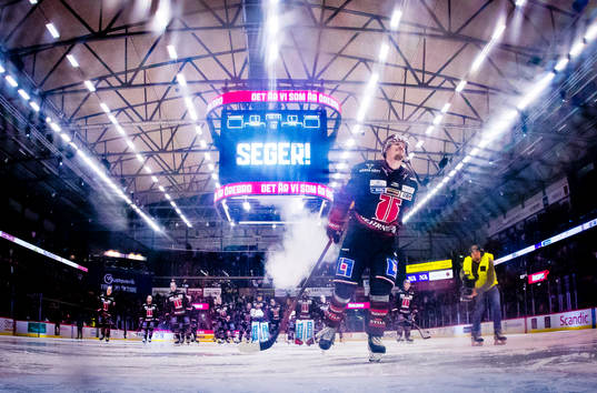 Örebros Emil Larsson jublar