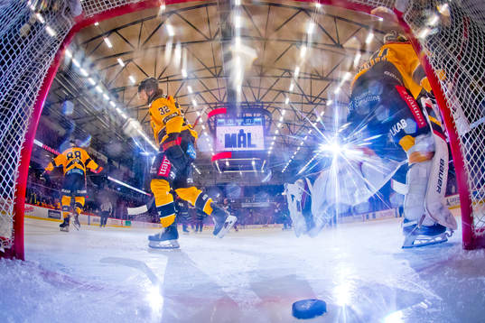 Örebros Robert Leino gör 1-1 och Luleås målvakt Joel