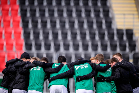 Västerås spelare samlas i en ring