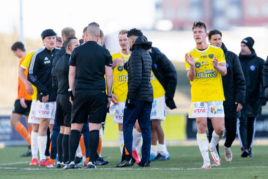 Falkenbergs Robin Hofsö jublar