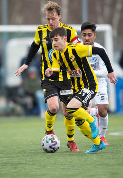 IFK Hässleholms Robin Strömberg och Armin Culum i matchen i div. 2 Södra Götaland mellan IFK Hässleholm och IFK Berga i Hässleholm 2 april 2022.