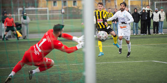 IFK Hässleholms Armin Culum skjuter och Bergas målvakt räddar i matchen i div. 2 Södra Götaland mellan IFK Hässleholm och IFK Berga i Hässleholm 2 april 2022.