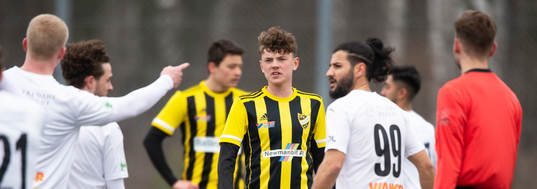 Berga pekar på IFKs Max Nilsson i matchen i div. 2 Södra Götaland mellan IFK Hässleholm och IFK Berga i Hässleholm 2 april 2022.