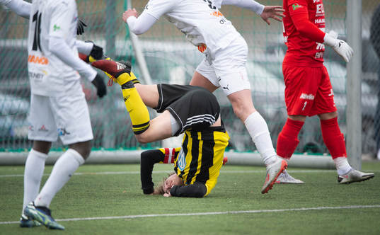 IFK Hässleholms Robin Strömberg står på huvudet i matchen i div. 2 Södra Götaland mellan IFK Hässleholm och IFK Berga i Hässleholm 2 april 2022.