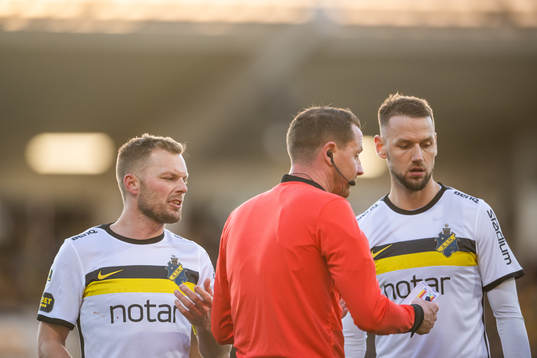 s Sebastian Larsson och Alexander Milosevic i diskussion