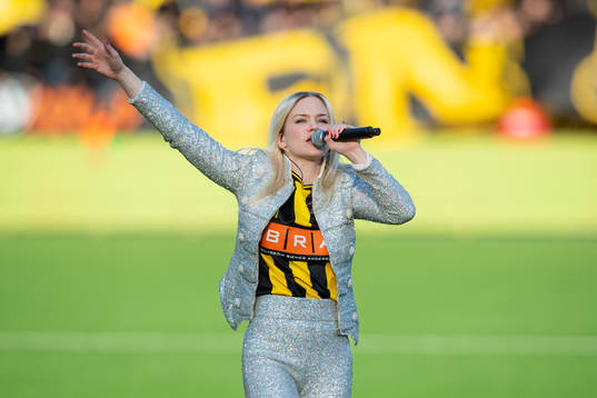 Ida Redig uppträder innan fotbollsmatchen i Allsvenskan mellan Häcken och AIK den 2 april 2022 i Göteborg. 