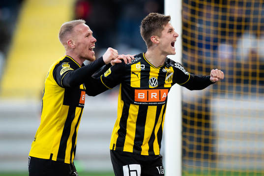 Häckens Mikkel Rygaard Jensen och Leo Bengtsson jublar efter att Oscar Uddenäs gjort 3-1