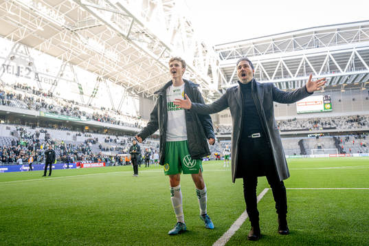 Hammarbys Williot Swedberg och tränare Martí Cifuentes jublar