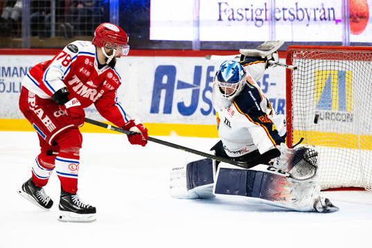 Timrås Robin Hanzl gör 3-0 bakom Djurgårdens målvakt