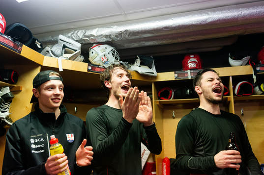Timrås målvakt Jacob Johansson jublar i omklädningsrummet