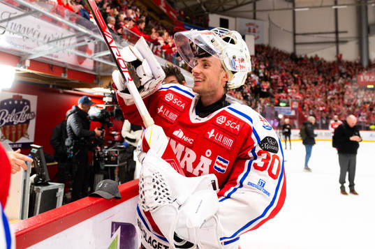 Timrås målvakt Jacob Johansson jublar