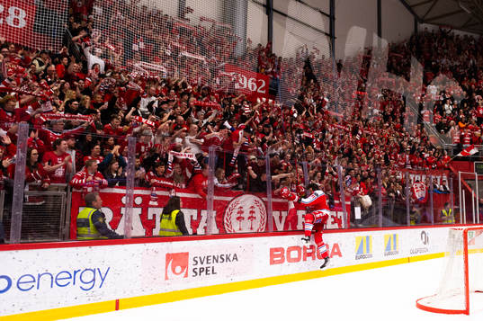 Timrås Viktor Lodin jublar mot publiken