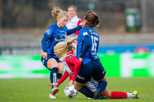 Cathinka Friis Tandberg of Lyn and Kim Maria Sundlöv of Stabæk