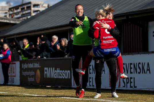 Vittsjös Jutta Rantala jublar med lagkamrater efter 1-1