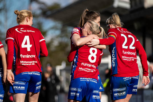 Vittsjös Jutta Rantala jublar med lagkamrater efter 1-1