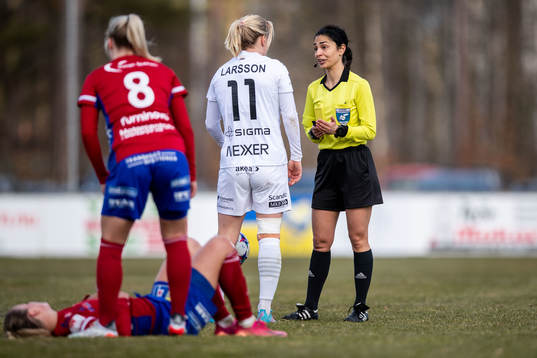 Domare Maral Mirzai Beni i diskussion med Rosengårds Mimmi Larsson