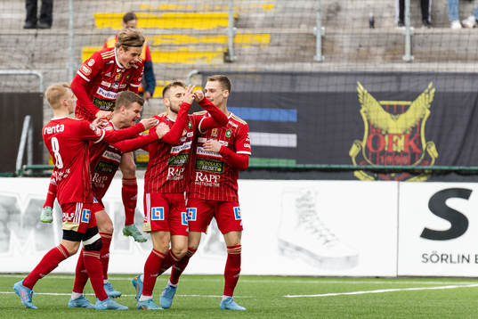 Skövdes Jack Cooper Love jublar efter 2-2