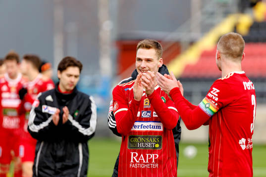 Skövde Villiam Granath jublar