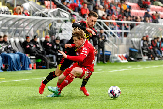 Östersunds Felix Hörberg i kamp med Skövdes Linus Mattsson