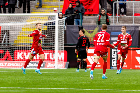Skövdes Jack Cooper Love jublar efter 2-2