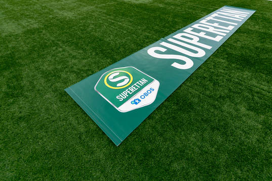 En banderoll med Superettans logo på