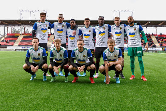 Övre raden, Östersunds Myroslav Mazur, Kevin Jablinski, Chovanie Amatkarijo, Nokolaos Dosis, Jordan Attah Kadiri, Simon Kroon målvakt Aly Keita, nedre raden, Cesar Weilid, Henrik Bellman, Felix Hörberg, Ludvig Fritzson