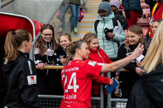 Örebros Jenna Hellström tar foton med Örebros supportar