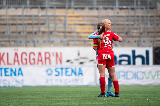 Örebros Carly Wickenheiser och Djurgårdens Sara Lilja