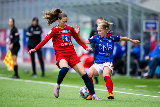 Vilde Anett Fjelldal of Røa and Thea Bjelde of Vålerenga